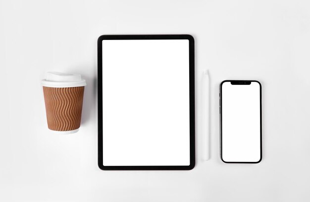 iPad Pro с белым экраном на розовом фоне Flatlay Office background