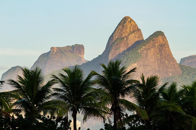 Ipanema-strand met twee heuvelbroers en een steen in rio de janeiro, brazilië