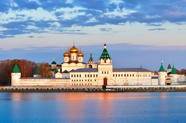 Monastero ortodosso di ipatievsky all'alba