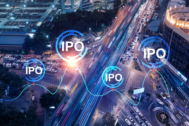 밤에 도로 바쁜 도시 교통 고속도로의 항공 보기에 IPO 아이콘 홀로그램 교통 인프라의 교차점 네트워크 비즈니스 기회를 초과하는 성공의 개념