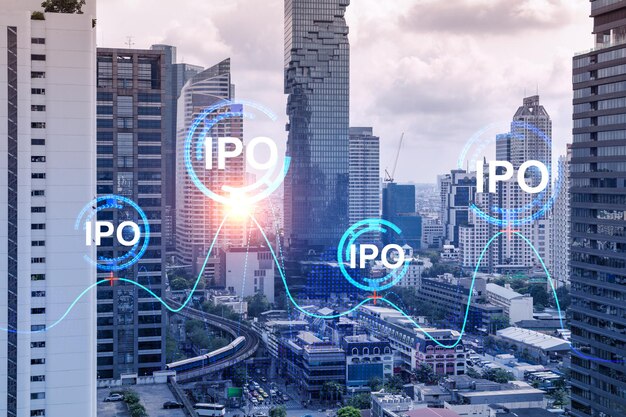 アジアの新規株式公開のハブであるバンコクのパノラマ シティー ビュー上の IPO アイコン ホログラム ビジネス チャンスを超えるという概念 二重露出