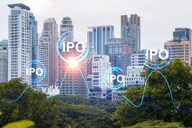 Голограмма со значком IPO над панорамным видом на город Бангкок, центр первичного публичного размещения акций в Азии Концепция превосходящих возможностей для бизнеса Двойная экспозиция