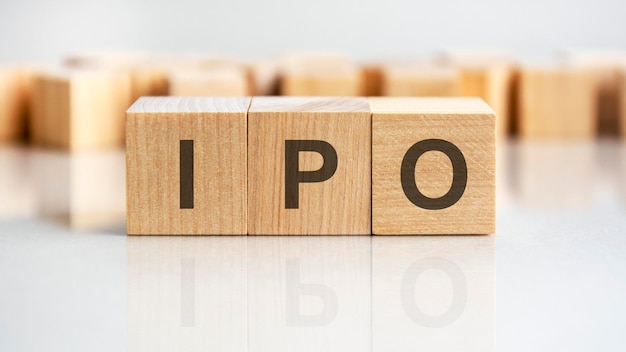 ウッドブロックのビジネスコンセプトに書かれたIPOの言葉IPOは新規株式公開の略です