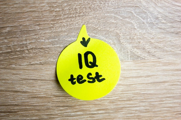 IQ TEST-tekstinschrijving op kleverblad