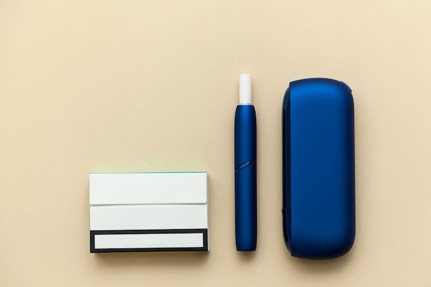 Iqos elektronische blauwe sigaret op een beige achtergrond.