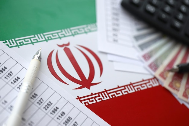 Iraanse zakelijke berekeningen op tafel met Iraanse geld en pen