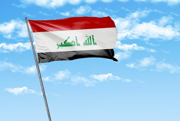irak 3D wapperende vlag op een hemelsblauw met wolkenachtergrondafbeelding