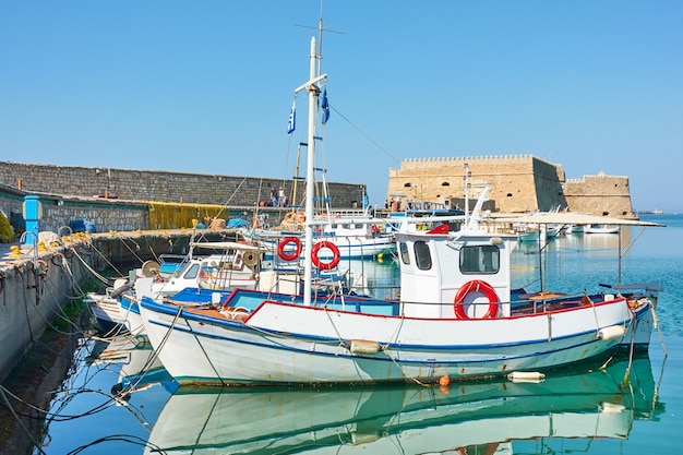 Iraklion in Griekenland. Vissersboten in de haven in de buurt van het oude Venetiaanse fort, Kreta Island