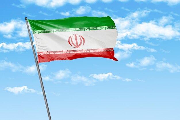 iran 3D wapperende vlag op een hemelsblauw met wolkenachtergrond