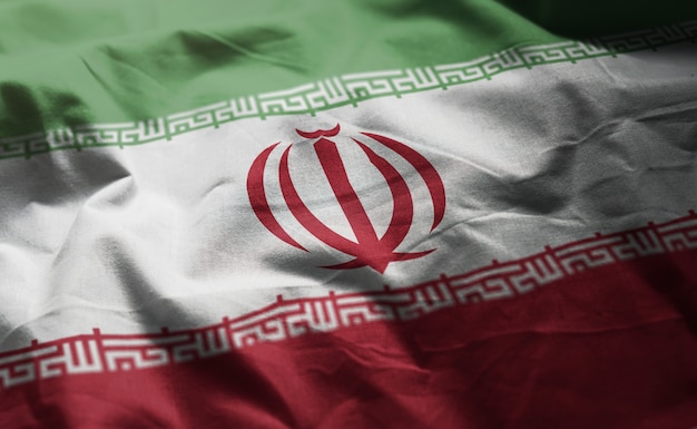 しわくちゃのイランの国旗をクローズアップ
