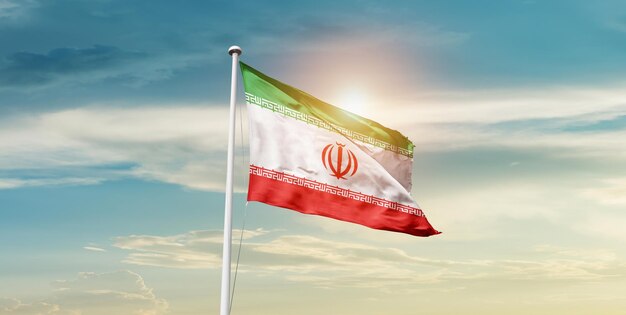 写真 イランの国旗が美しい空に振られている