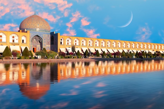 Photo iran persia isfahan dome of sheikh lotfollah mosque at naqshe jahan square in isfahan at sunset