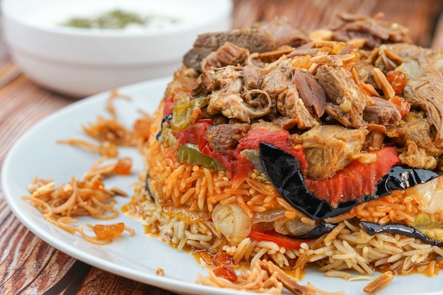 Photo iraqi maqlooba rice on a white plate