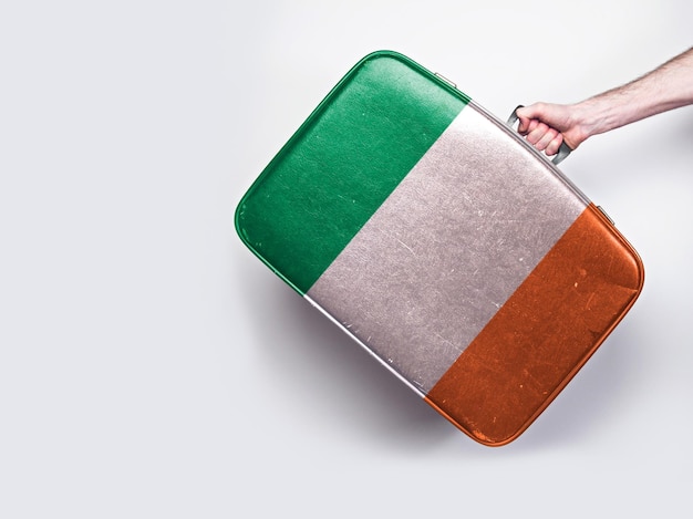 Флаг Ирландии на винтажном кожаном чемодане