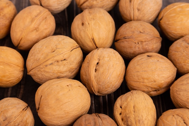 Iripe noci in guscio, tema del mangiar sano, vegetarianismo, dieta crudista.