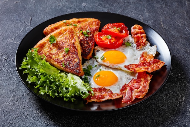 Photo irish breakfast of fried eggs bacon potato farls