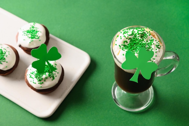 Irish coffee en speciale cupcakes voor happy st patricks day