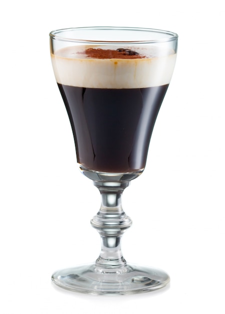 Irish coffee in een glas op wit wordt geïsoleerd dat