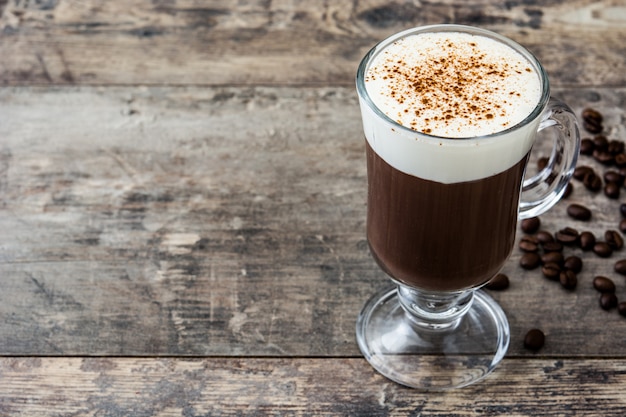 Irish coffee in glas op houten lijst