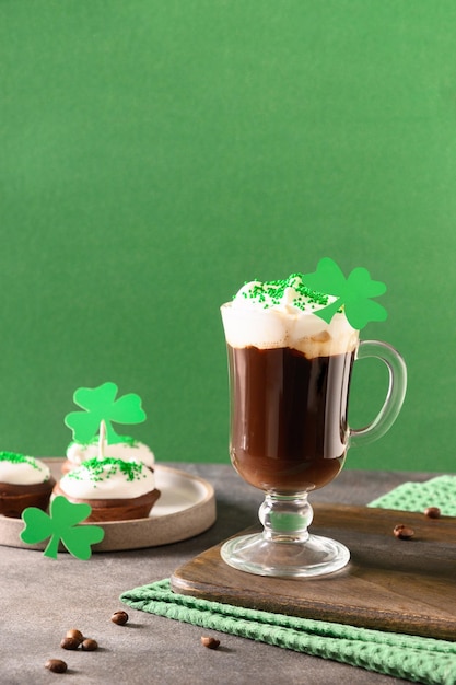 Irish coffee in groene kop en speciale cupcakes voor st patrick's day