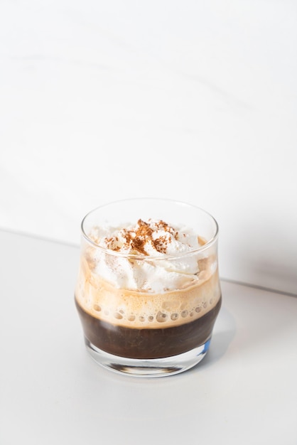 Photo irish coffee with whipping cram in glass