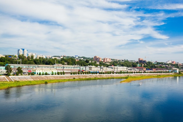 Иркутск, Россия - 7 июля 2016: Иркутский вокзал и река Ангара в городе Иркутск, Россия. Иркутск - один из крупнейших городов Сибири.