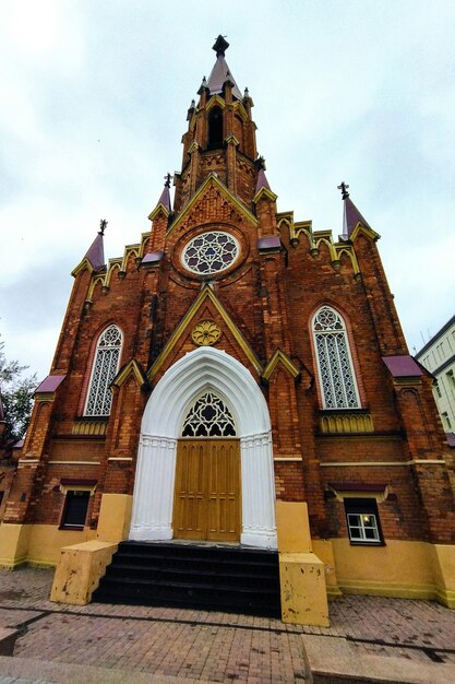 Photo irkutsk russia july 17 2023 organ hall irkutsk regional philharmonic roman catholic church in summer siberia