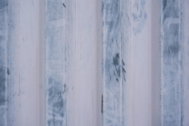 железный забор из профнастила, покрашенный белой краской