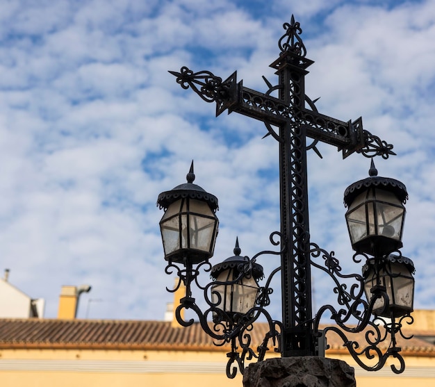 Photo iron cross next to alcazaba fortress