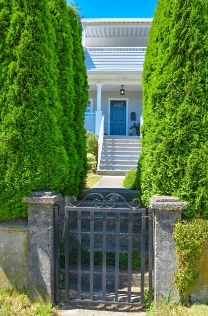 입구로 이어지는 계단과 통로가 있는 집 앞의 철문