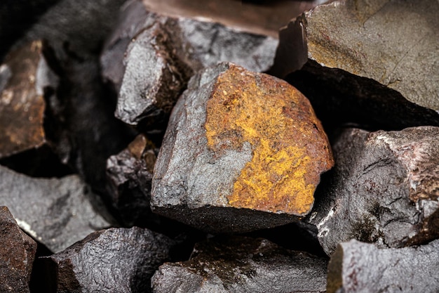 Rocce di minerali di ferro da cui si può ottenere ferro metallico ferro estratto da magnetite ematite o siderite materia prima per l'industria metallurgica