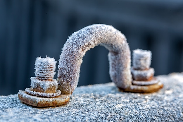 雪で覆われた鉄ネジ