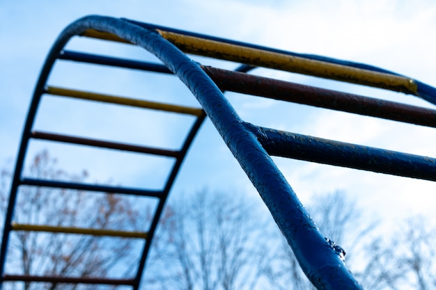 Железная лестница для спортивного инвентаря установлена на улице