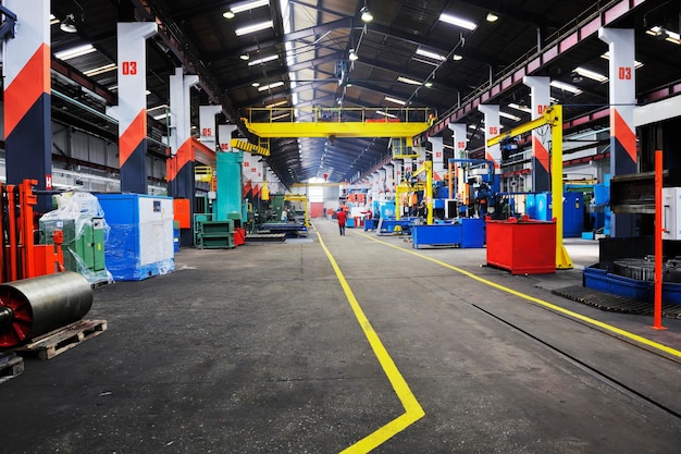 Foto ferro funziona acciaio e parti di macchine moderna fabbrica sala interna