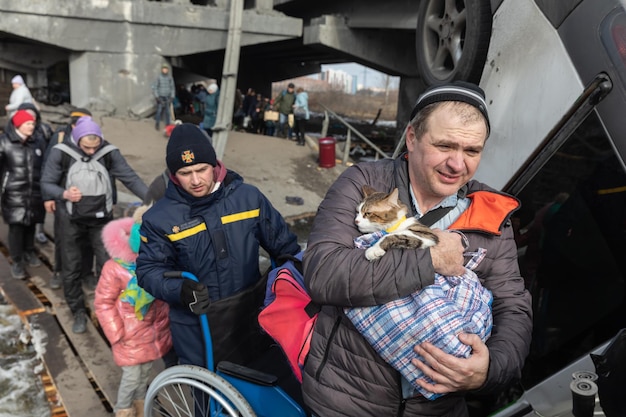 IRPIN OEKRANE 09 mrt 2022 Oorlog in Oekraïne Duizenden inwoners van Irpin moeten hun huizen verlaten en evacueren terwijl Russische troepen een vreedzame stad bombarderen Oorlogsvluchtelingen in Oekraïne