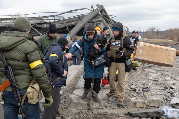 IRPIN OEKRANE 09 mrt 2022 Oorlog in Oekraïne Duizenden inwoners van Irpin moeten hun huizen verlaten en evacueren terwijl Russische troepen een vreedzame stad bombarderen Oorlogsvluchtelingen in Oekraïne