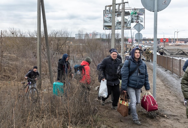 IRPIN OEKRANE 5 maart 2022 Oorlog van Rusland tegen Oekraïne Vrouwen, bejaarden en kinderen geëvacueerd uit de stad Irpin werd overgebracht naar Kiev door Kiev territoriale verdedigingsbataljon Oorlogsvluchtelingen in Oekraïne