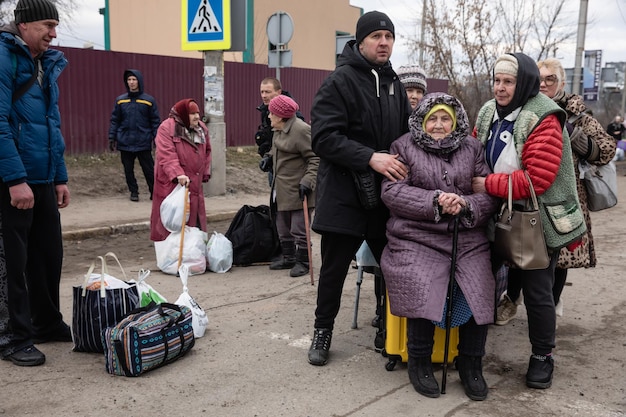 Фото Ирпинь украина 09.03.2022 война в украине тысячи жителей ирпеня вынуждены покинуть свои дома и эвакуироваться, поскольку российские войска бомбят мирный город беженцы войны в украине