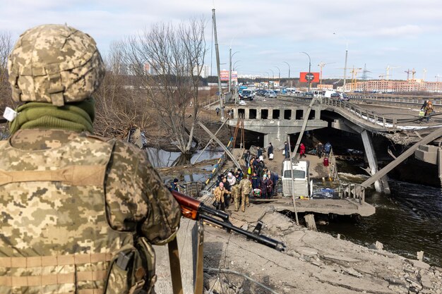 IRPIN UKRAINE 2022年3月9日ウクライナでの戦争ロシア軍がウクライナの平和な都市戦争難民を爆撃しているため、Irpinの何千人もの住民が家を捨てて避難しなければなりません。