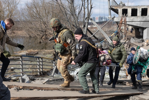 IRPIN UKRAINE 2022년 3월 9일 우크라이나 전쟁 러시아 군대가 평화로운 도시를 폭격하면서 수천 명의 Irpin 주민들이 집을 버리고 대피해야 합니다. 우크라이나의 전쟁 난민