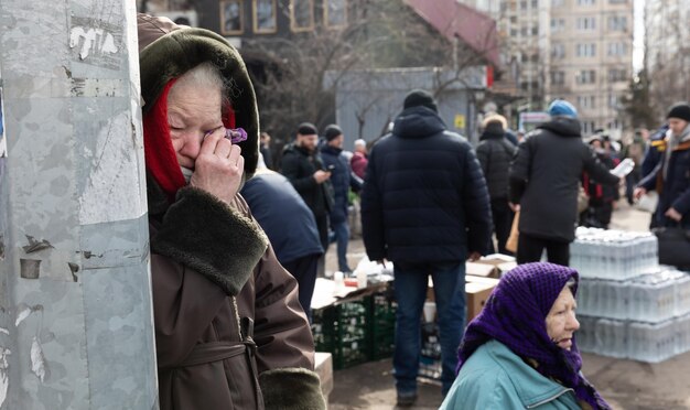 IRPIN UKRAINE 2022年3月9日ウクライナでの戦争ロシア軍がウクライナの平和な都市戦争難民を爆撃しているため、Irpinの何千人もの住民が家を捨てて避難しなければなりません。