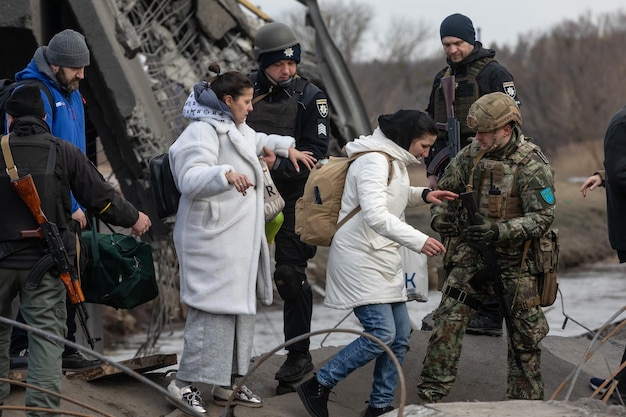 IRPIN UKRAINE 2022年3月9日ウクライナでの戦争ロシア軍がウクライナの平和な都市戦争難民を爆撃しているため、Irpinの何千人もの住民が家を捨てて避難しなければなりません。