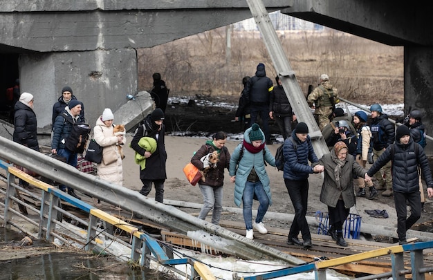 IRPIN UKRAINE 2022年3月9日ウクライナでの戦争ロシア軍がウクライナの平和な都市戦争難民を爆撃しているため、Irpinの何千人もの住民が家を捨てて避難しなければなりません。