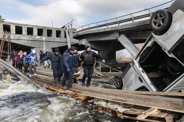 IRPIN UKRAINE 2022年3月9日ウクライナでの戦争ロシア軍がウクライナの平和な都市戦争難民を爆撃しているため、Irpinの何千人もの住民が家を捨てて避難しなければなりません。