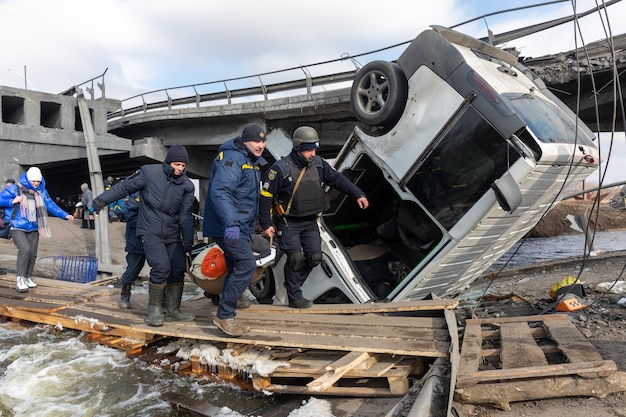 IRPIN UKRAINE 2022年3月9日ウクライナでの戦争ロシア軍がウクライナの平和な都市戦争難民を爆撃しているため、Irpinの何千人もの住民が家を捨てて避難しなければなりません。