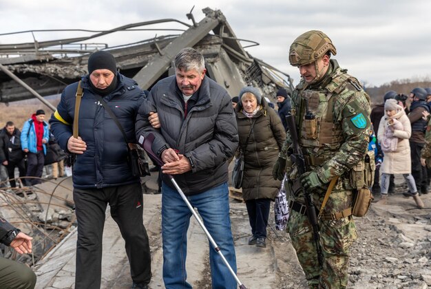 ИРПИНЬ УКРАИНА 09.03.2022 Война в Украине Тысячи жителей Ирпеня вынуждены покинуть свои дома и эвакуироваться, поскольку российские войска бомбят мирный город Беженцы войны в Украине