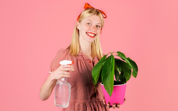 Irrigatie. Water geven concept. Vrouw met spuitfles kamerplanten spuiten. Meisje zorgt voor bloem.