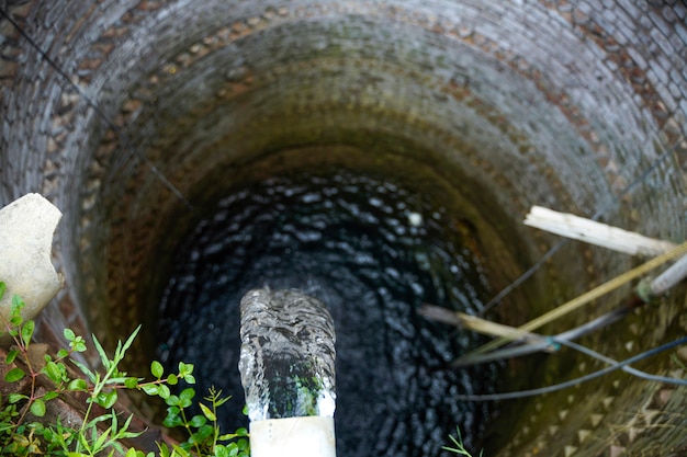 Irrigatiewaterstroom van pijp naar kanaal voor landbouwvelden.