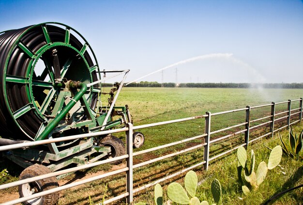 Irrigatiewerkzaamheden in het Italiaanse land tijdens een zonnige dag