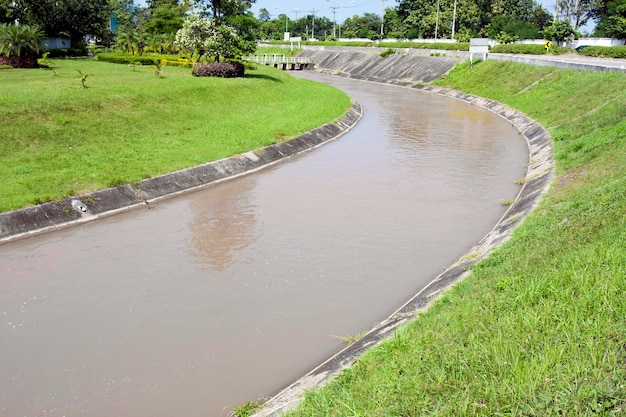 Foto canale di irrigazione